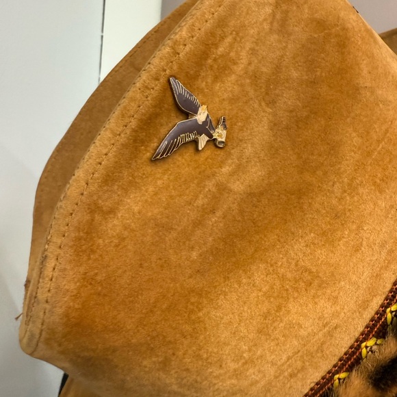 Boot Hill Western Cowboy Hat w Hand Made Feather Band Tan Stetson VINTAGE Pins - Picture 4 of 14